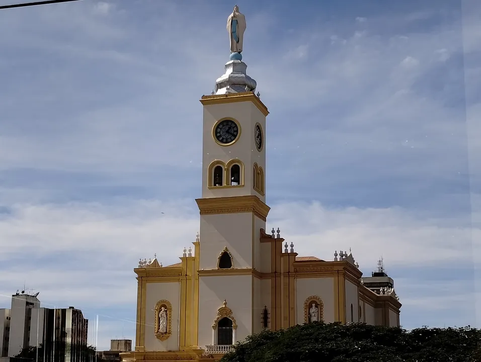 A previsão desta terça-feira aponta que o dia será quente e abafado