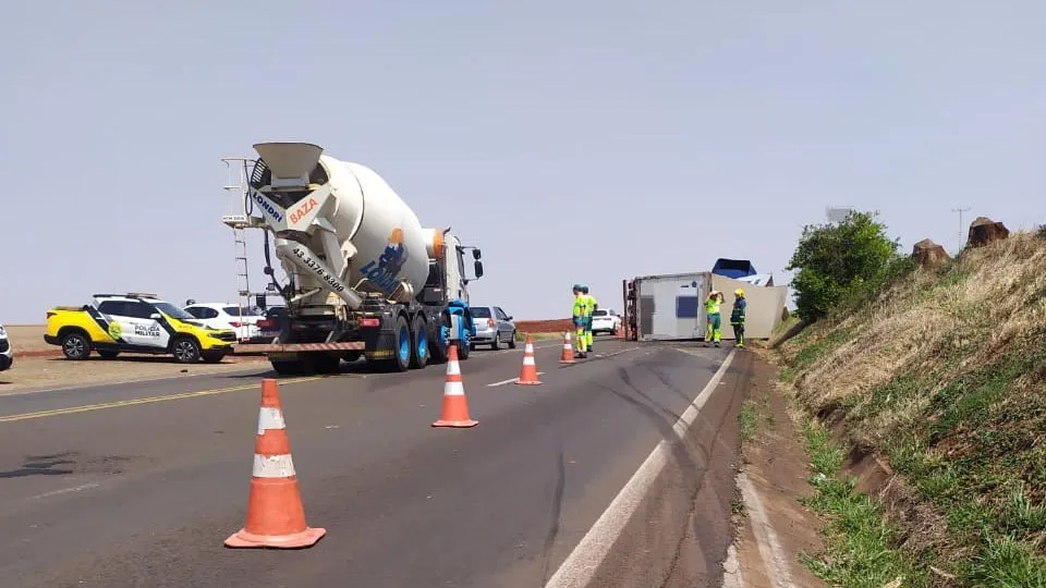 Acidente envolveu uma carreta e uma motocileta