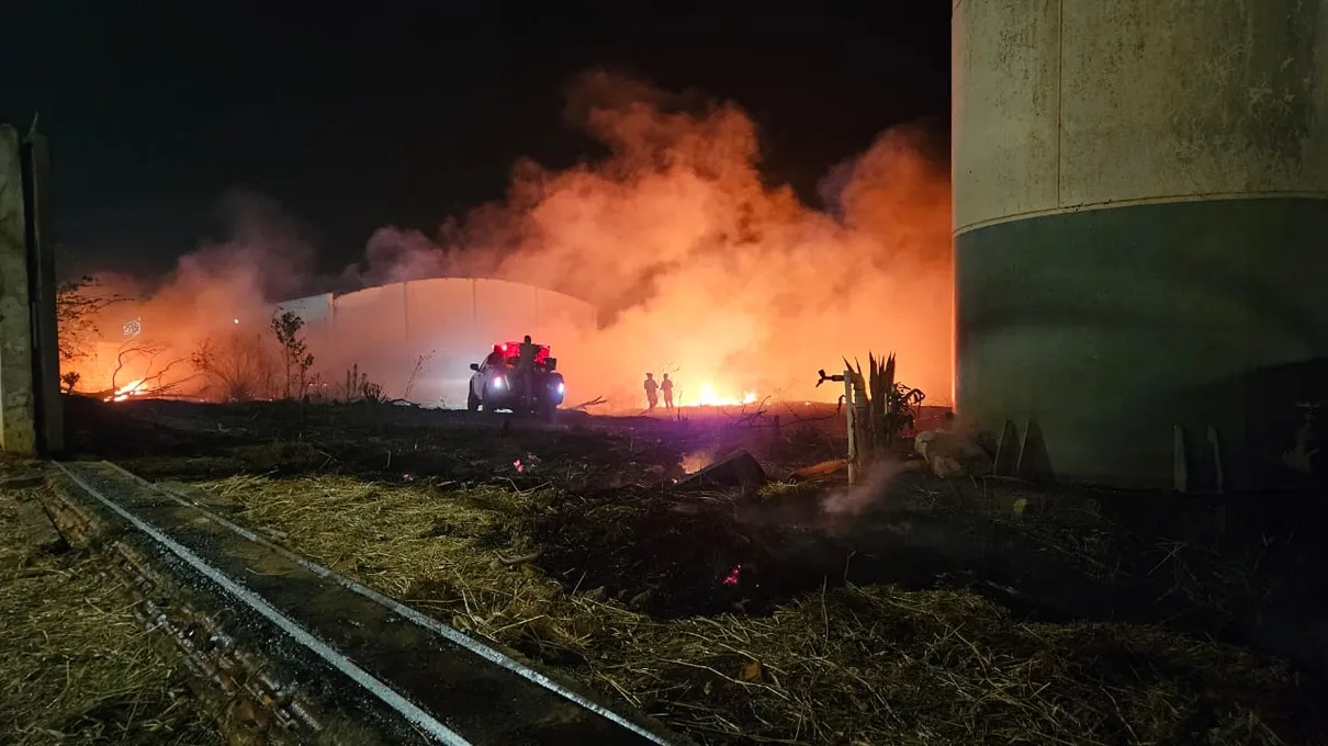 Bombeiros estão no local