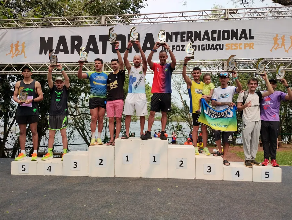 Cada atleta percorreu 21 quilômetros