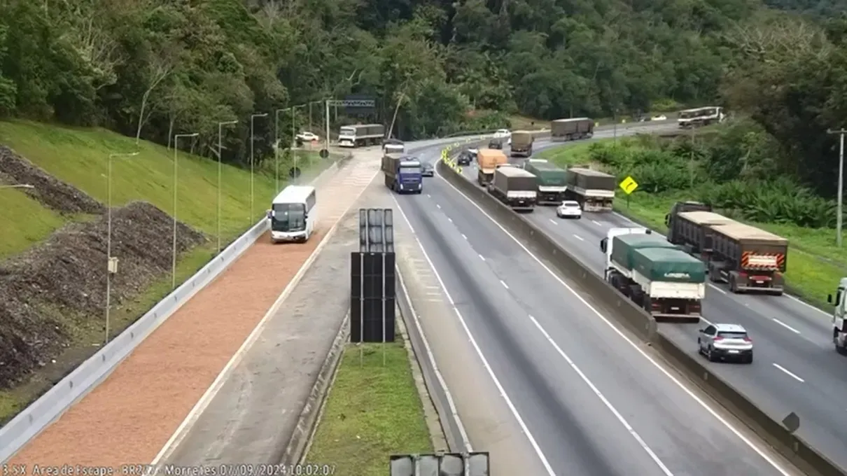 Câmera gravou quando motorista acessou área de escape