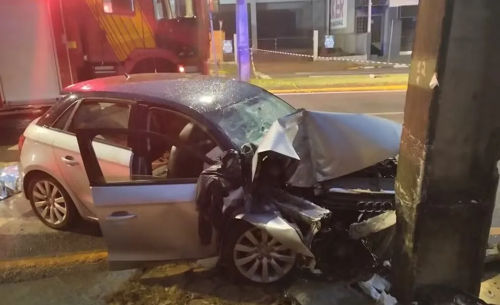 Carro bateu contra poste em Toledo-PR