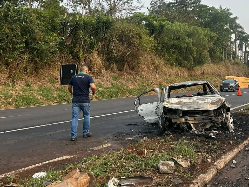 Carro pega fogo após acidente em Rolândia; bebê está entre feridos