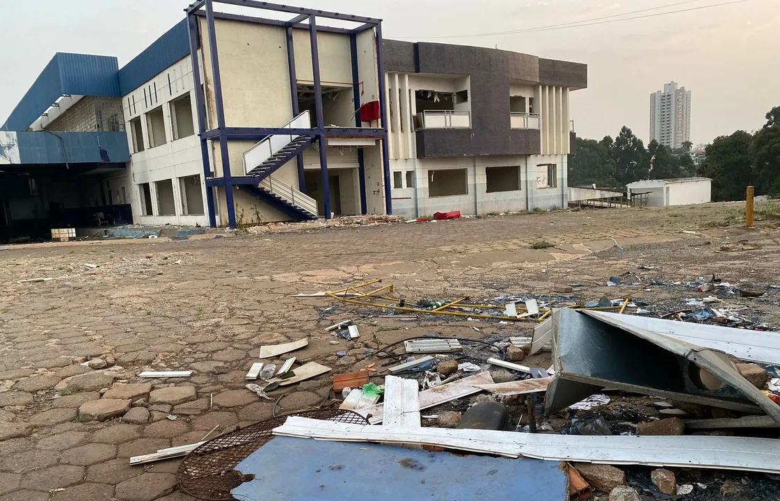 De acordo com testemunhas, o local vem sendo utilizado como abrigo por algumas pessoas em situação de rua.