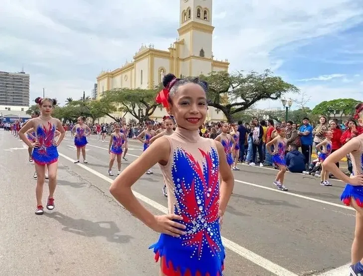 Desfile acontece nas ruas centrais da cidade