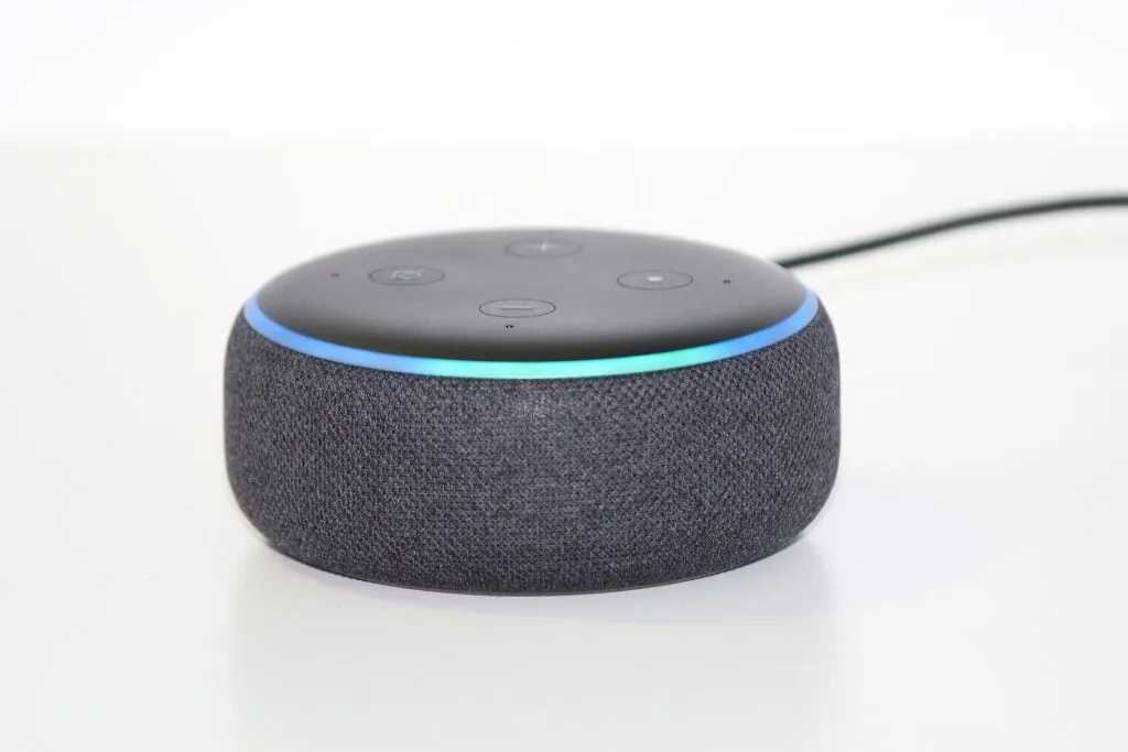 Homem usa implante para controlar Alexa