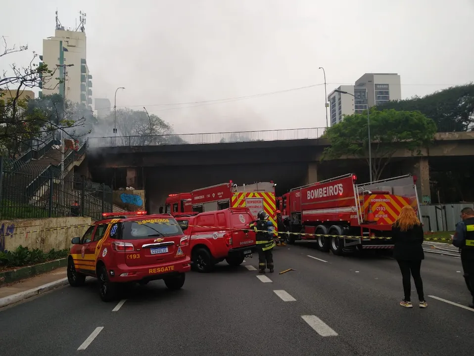 Incêndio no viaduto da avenida 23 de Maio