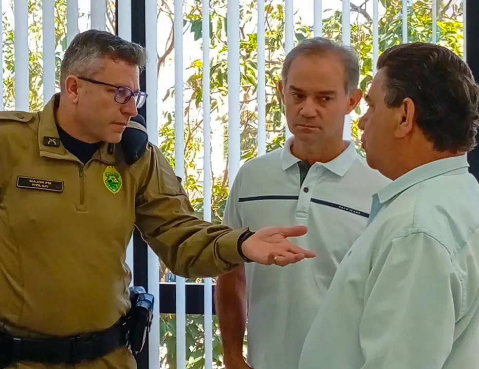 Major Wolski, secretário Argati e Sérgio Onofre, durante reunião na manhã desta quinta (29)