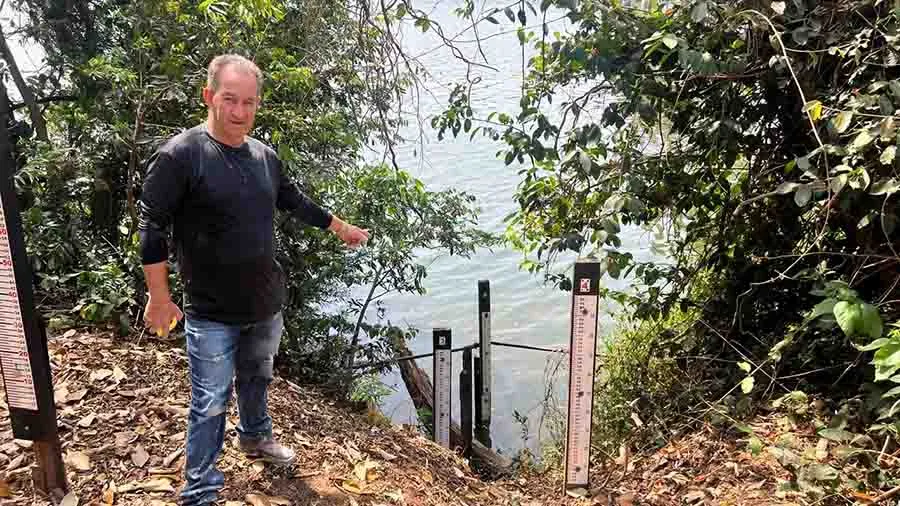 Marildo mostra o nível da água do Rio Ivaí