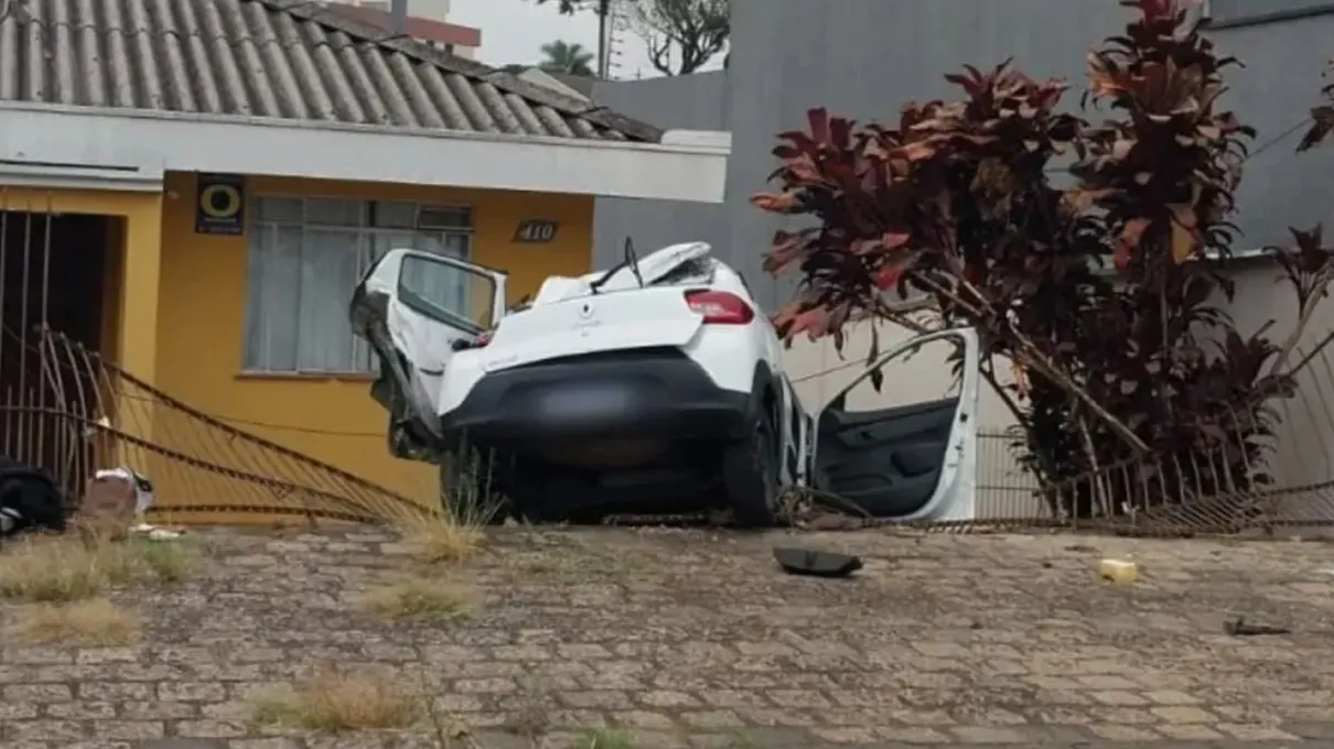 Motorista de 25 anos morre após capotar carro e invadir casa no Paraná