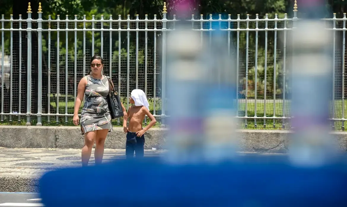 No Brasil, 33 milhões de menores enfrentam pelo menos o dobro de dias quentes a cada ano