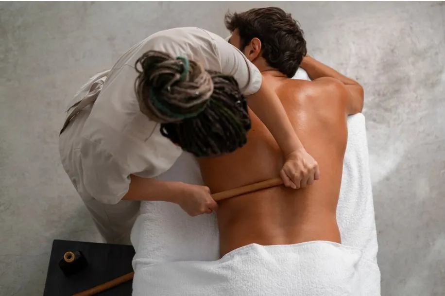 O profissional deve explicar o que é a massagem nuru