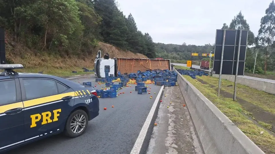 O tombamento bloqueou totalmente a pista sentido Santa Catarina