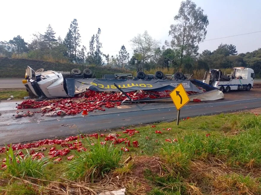 O veículo, com placas de Itajaí (SC), seguia no sentido Piraí do Sul a Castro.