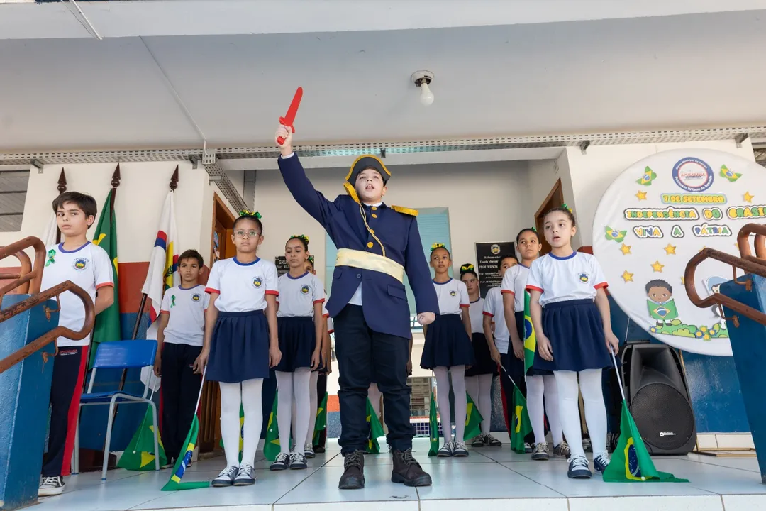 Os estudantes aprendem sobre a história do Brasil e o significado dos símbolos nacionais durante todo o ano letivo