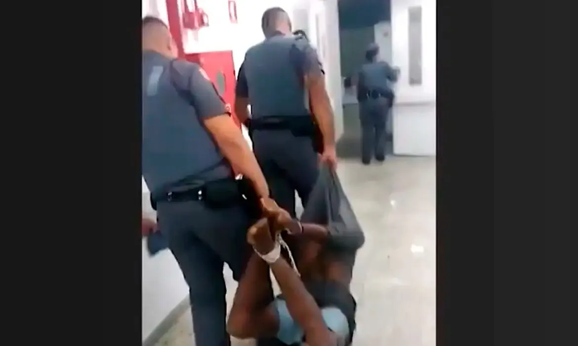 PMs tinham sido acusados de tortura por manter rapaz preso com cordas