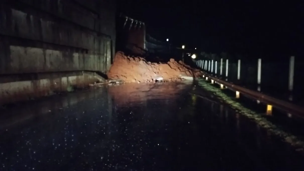 Parte do viaduto caiu sobre a marginal e ainda há risco de desabamento