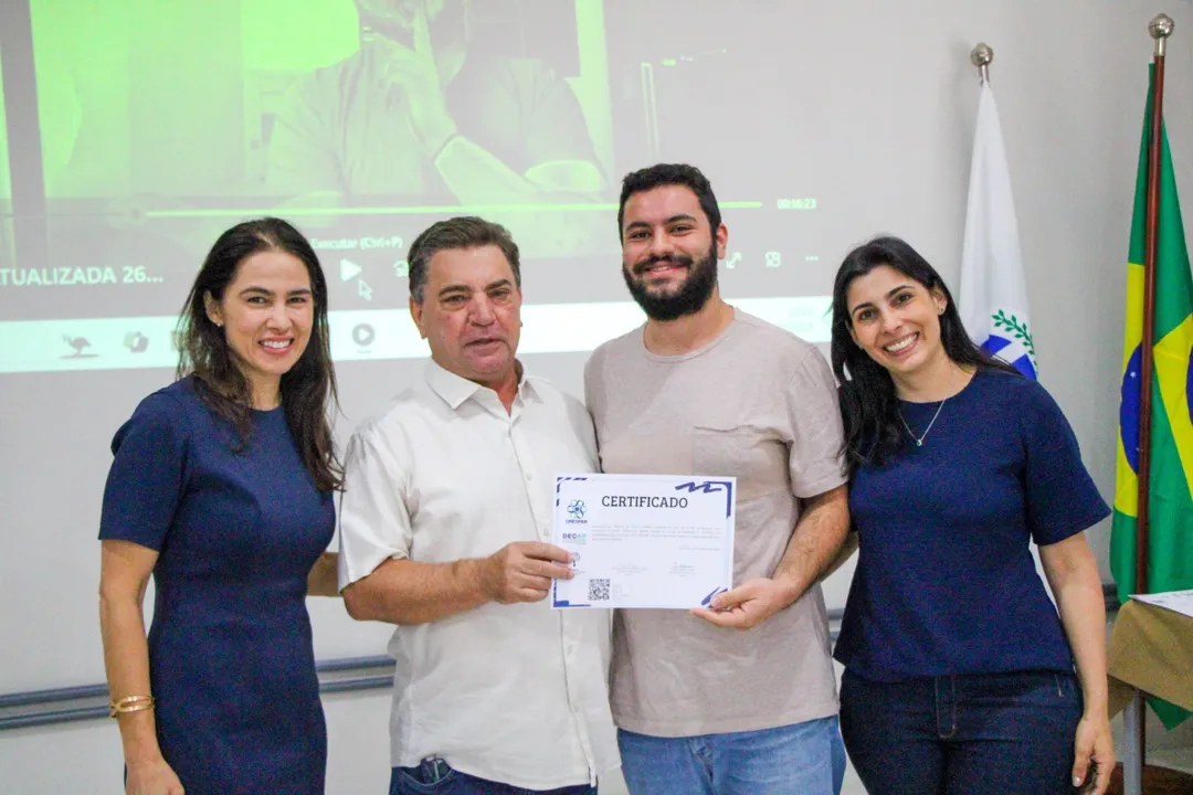 Prefeito Sergio Onofre entrega certificação