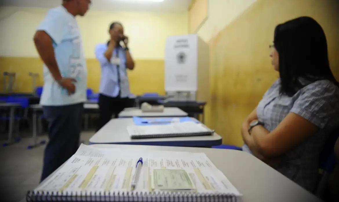 Profissionais de imprensa, desde que autorizados pela juíza ou pelo juiz eleitoral, e fiscais de partido também podem entrar nas Seções Eleitorais