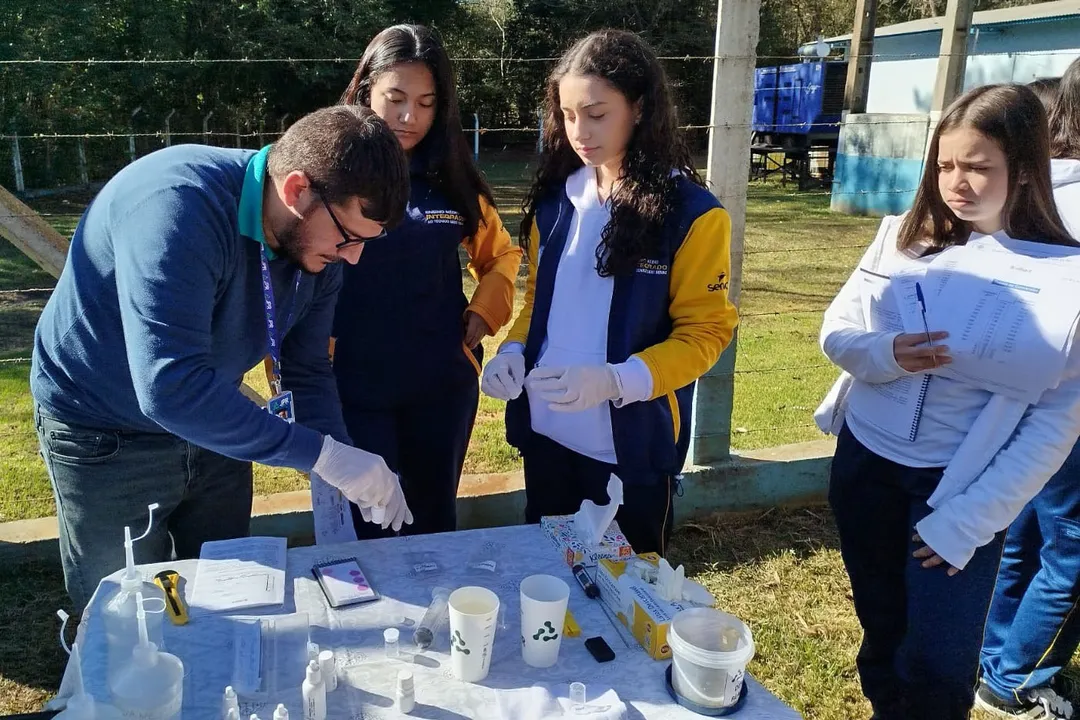 Projeto levou alunos do Sesc Ivaiporã e do Colégio Estadual Bento Mussurunga para fazer coletas e análises da água do Rio Pindaúva