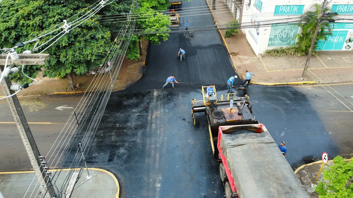 Recape asfáltico é realizado na Rua Munhoz da Rocha