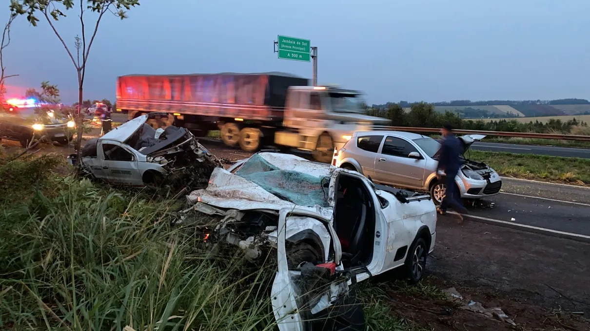 Tripla colisão na BR-376 ocorreu no final da tarde desta sexta-feira