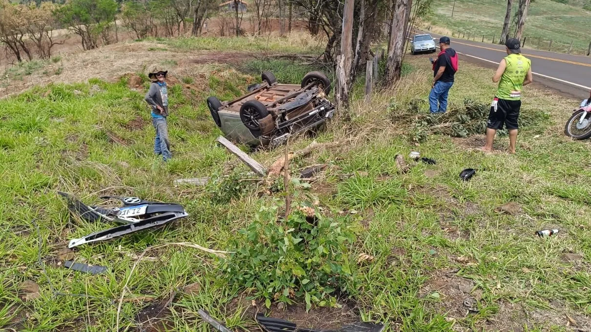 Veículo capotou na PR-466