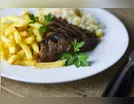 Moradora de rua causa tumulto ao pedir comida de graça em comércio