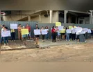 Pais protestam em colégio após professor ser denunciado por assédio