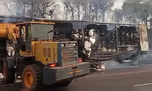 Incêndio às margens da BR-277 faz caminhão com algodão pegar fogo
