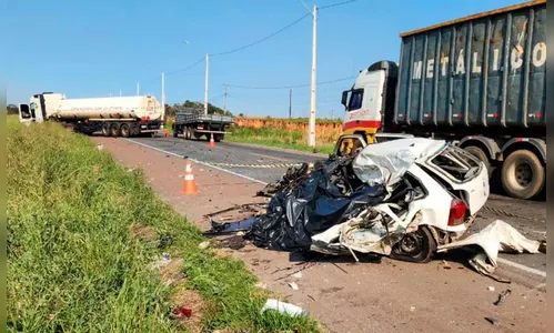 Motorista morre na hora após caminhão ‘passar por cima’ de carro