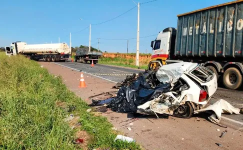 A colisão frontal aconteceu na tarde desta quarta-feira (25)