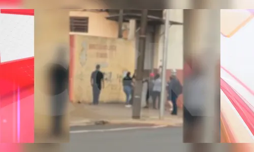Jovem tenta bater na mãe ao ser pega fumando em frente a colégio