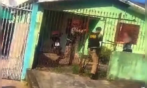 Vídeo mostra PM atirando em mulher com facão durante ordem de despejo