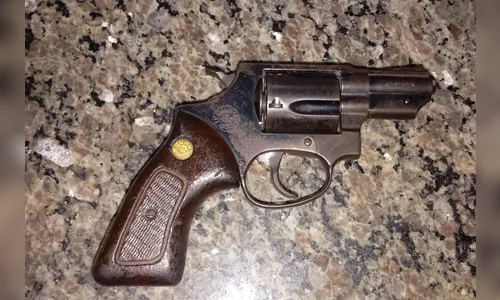 Mulher é presa por porte ilegal de arma em lanchonete em Apucarana