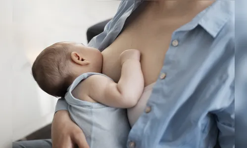 Mãe com bebê pede socorro em oficina para fugir do marido bêbado