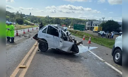 Carro fica destruído ao colidir contra caminhão; motorista morreu