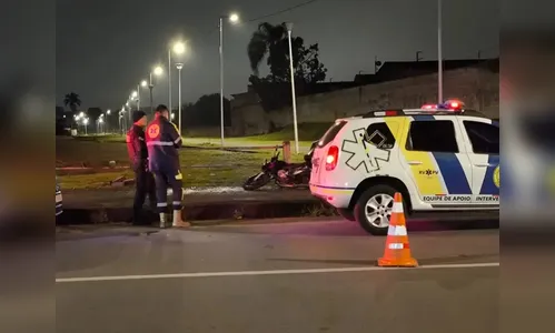 Motoboy de 25 anos morre ao bater contra mureta de ponte