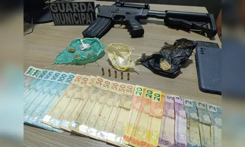 Fuzil de airsoft é apreendido junto com drogas e dinheiro em Arapongas