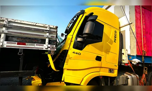 Engavetamento entre três caminhões deixa dois feridos na BR-376