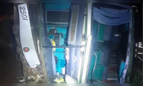 Ônibus com mais de 40 universitários tomba no PR; oito ficaram feridos