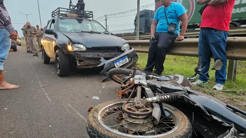 Acidente envolveu moto e Corsa