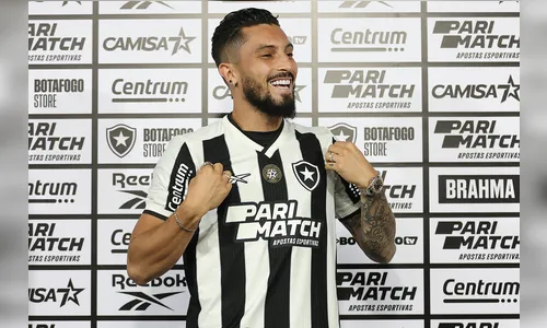 Alex Telles treina 2 dias e diz que irá estrear contra o Corinthians
