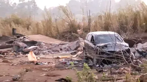 Após perder o controle do veículo e bater em um poste, ele foi executado em um terreno baldio