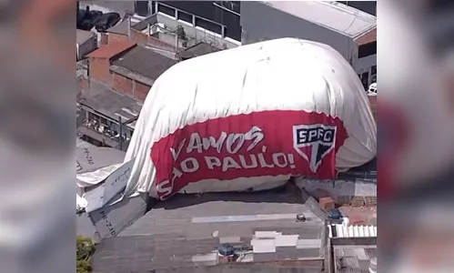 Vídeo mostra momento que balão dirigível com símbolo do São Paulo cai
