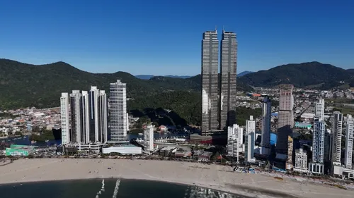 Balneário Camboriú, situada na costa catarinense, é uma joia que brilha intensamente