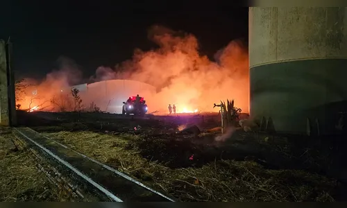 Bombeiros combatem incêndio no Parque Industrial Norte