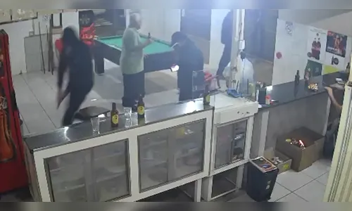 Câmera de bar flagra assalto à mão armada em Apucarana; veja