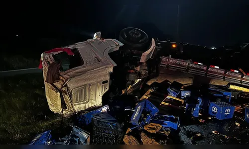 Caminhão carregado com cerveja tomba e cai em barranco no Paraná