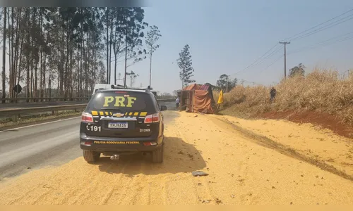Carreta carregada com milho tomba no Contorno Sul de Apucarana